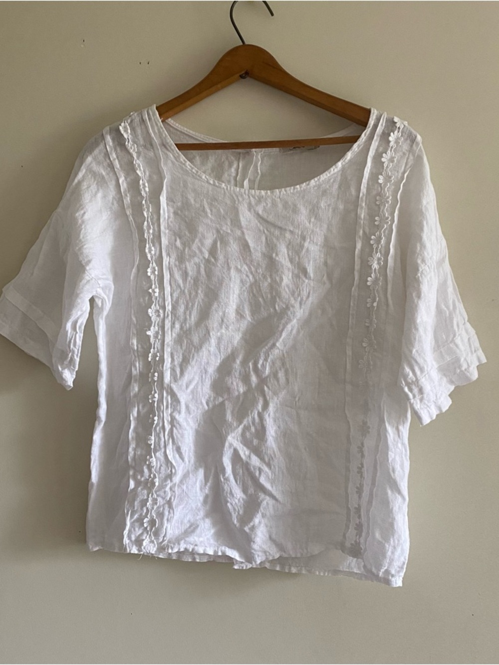 Lungo L’Arno White Linen Embroidered Scoop Neck Top